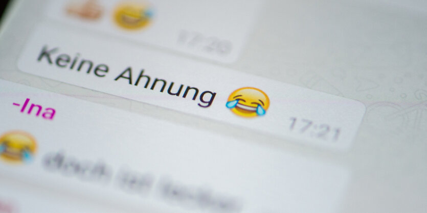 Smartphone-Display mit Emojis und der Aufschrift "keine Ahnung"