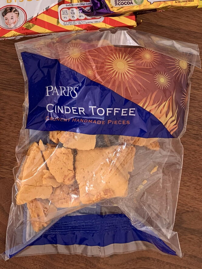 Eine Packung von Parrs Cinder Toffee, bernsteinfarbene Karamellbrocke in der einer durchsichtigen Plastiktüte
