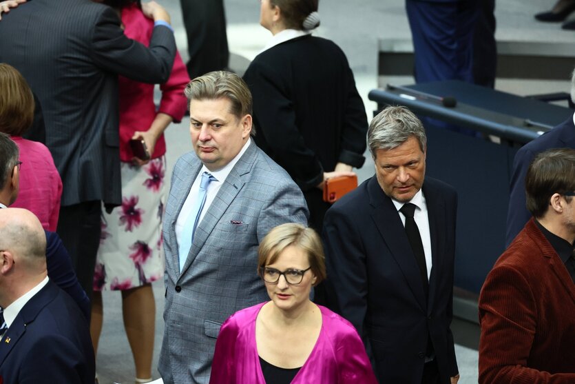 Maximilian Krah steht im Plenarsaal, Robert Habeck und Franziska Brantner gehen an ihm vorbei