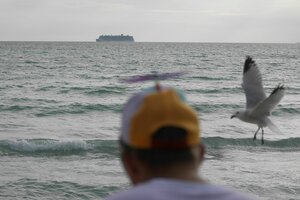 Ein Mann blickt aufs Meer