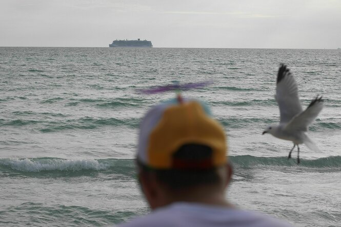 Ein Mann blickt aufs Meer
