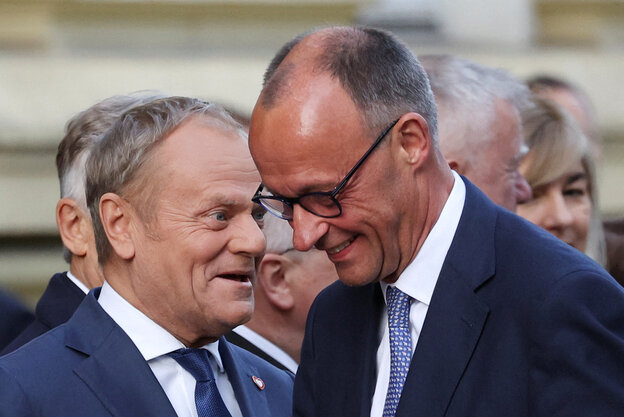 Tusk und Merz stecken gut gelaunt die Köpfe aneinander