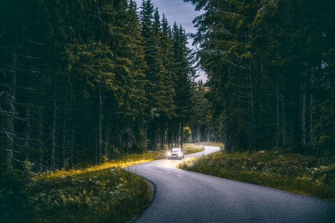 Ein Auto fährt auf einer kurvenreichen Straße