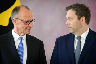 Merz und Klingbeil schauen sich an