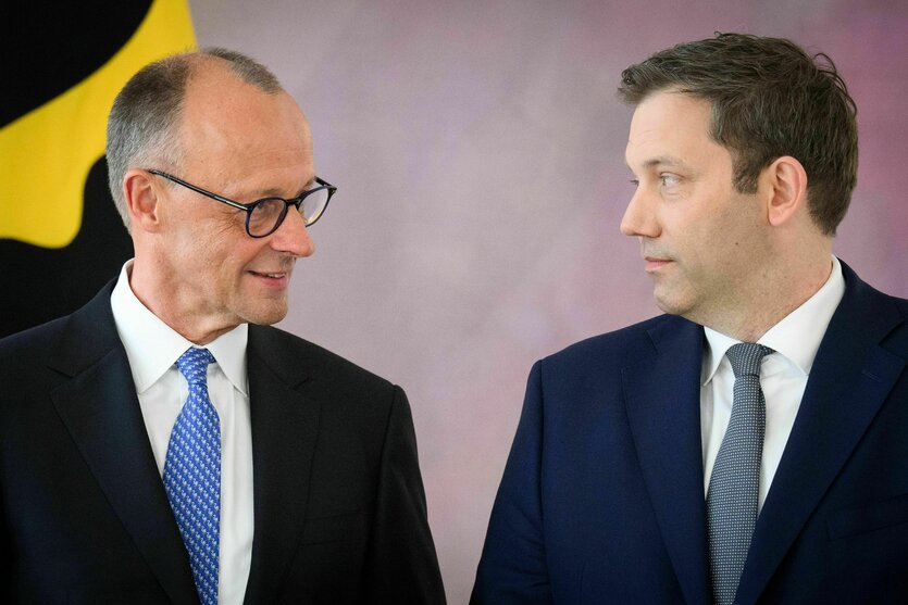 Merz und Klingbeil schauen sich an