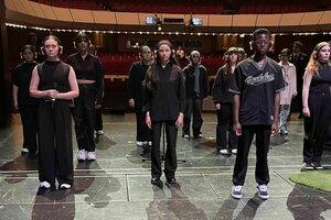 Jugendliche in schwarz auf der Bühne