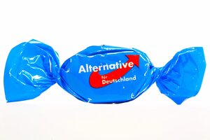 Ein Bonbon im blauen Papier mit AfD-Logo