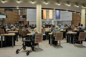 Blick in den Plenarsaal des Abegordnetenhauses, im Vordergrund steht ein Rollator