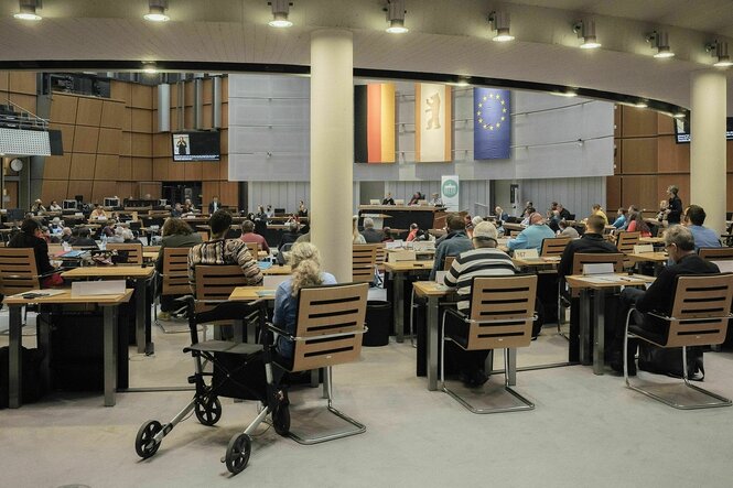 Blick in den Plenarsaal des Abegordnetenhauses, im Vordergrund steht ein Rollator