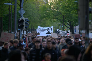 Demonstration mit Banner 