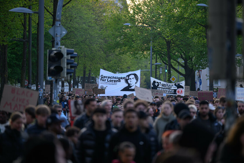 Demonstration mit Banner "Gerechtigkeit für Lorenz"