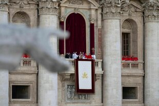 Papst Leo bei seiner Ansprache auf dem Balkon über dem Petersplatz