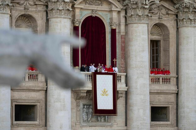Papst Leo bei seiner Ansprache auf dem Balkon über dem Petersplatz