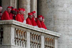 Kardinäle blicken auf den Petersplatz, bevor Papst Leo XIV. nach seiner Wahl auf dem Balkon des Petersdoms erscheint.