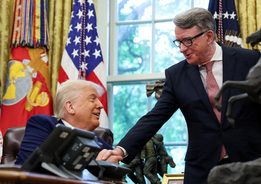 US-Präsident Donald Trump schüttelt die Hand des britischen Botschafters in den Vereinigten Staaten, Peter Mandelson