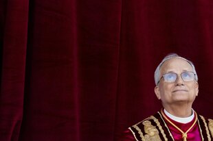 Der neu gewählte Papst Leo XIV., der US-Amerikaner Robert Prevost, schaut in den Himmel