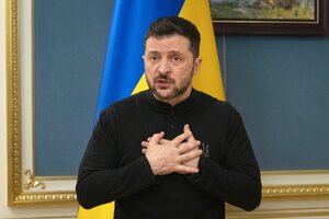 Wolodymyr Selenskyj vor ukrainischer Flagge