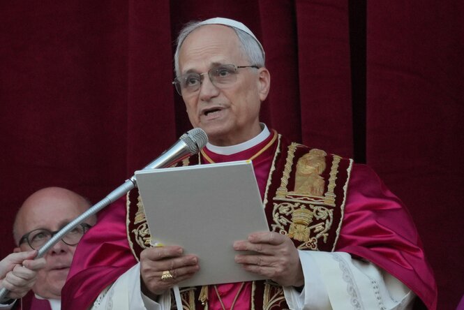 Der neu gewählte Papst Leo XIV., der US-Amerikaner Robert Prevost, spricht nach dem Konklave auf dem Balkon des Petersdoms im Vatikan