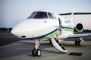 Privatjet auf einer Landebahn