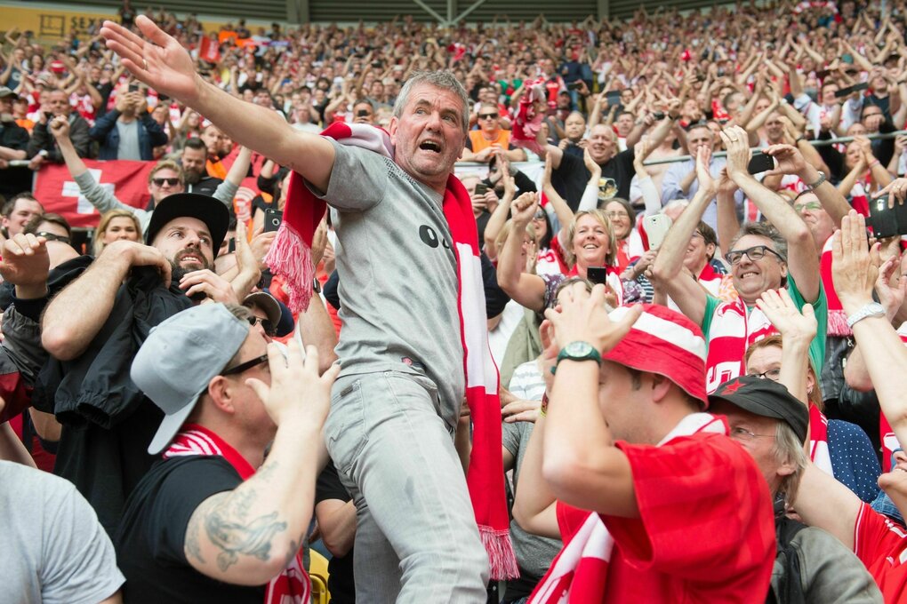 Friedhelm Funkel wird von den Fans getragen