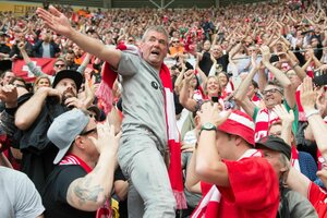 Friedhelm Funkel wird von den Fans getragen