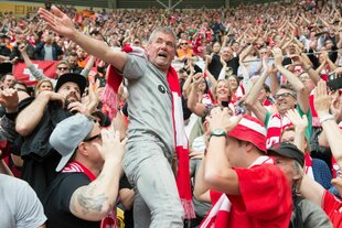 Friedhelm Funkel wird von den Fans getragen