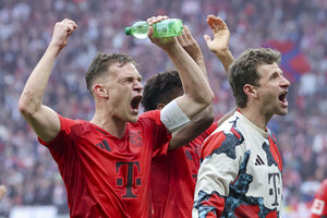Jubelnde und brüllende Bayern-Profis vor der Fankurve