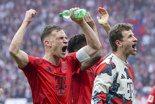 Jubelnde und brüllende Bayern-Profis vor der Fankurve