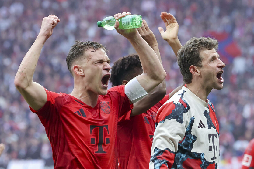 Jubelnde und brüllende Bayern-Profis vor der Fankurve