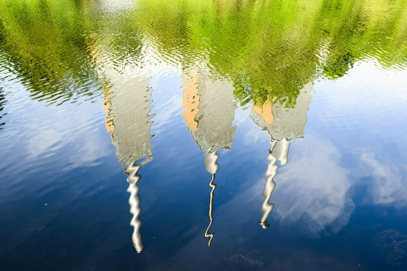 Das Heizkraftwerk Linden spiegelt sich im Fluss Ihme