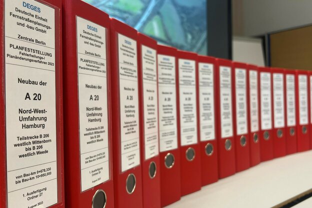 Mehrere rote Aktenordner ausgereiht nebeneinander