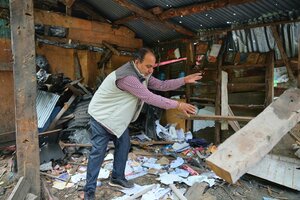 Ein Mann inspiziert sein beschädigtes Geschäft nach nächtlichem Beschuss aus Pakistan im Dorf Gingal, im indisch kontrollierten Kaschmir