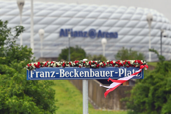 Ein Straßenschild auf dem steht: "Franz-Beckenbauer-Platz"