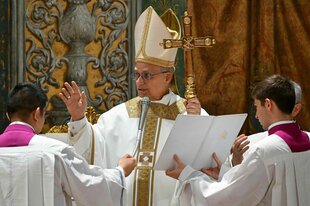 Der neu gewählte Papst Leo XIV. (M) konzelebriert die Messe mit dem Kardinalskollegium in der Sixtinischen Kapelle im Vatikan am Tag nach seiner Wahl zum 267. Pontifex der römisch-katholischen Kirche