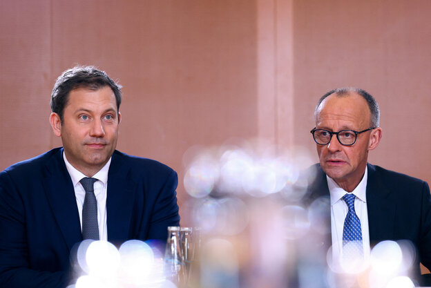 Zwei Männer im Anzug sitzen nebeneinander : Lars Klingbeil und Friedrich Merz