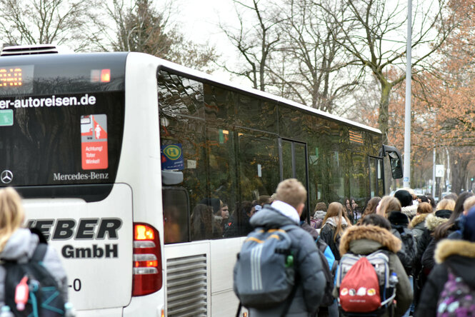 Schulkinder vor einem Schulbus