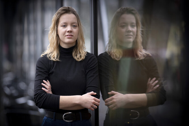 Eine Frau spiegelt sich in einer Fensterscheibe: Carla Reemtsma