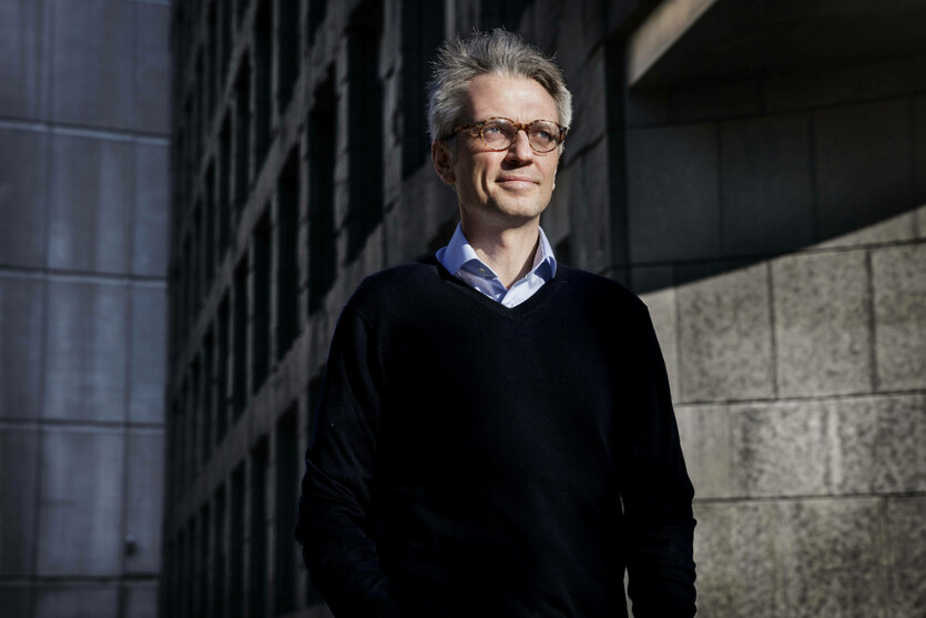 Ein Mann mit Brille vor einem Gebäude: Tonias Thyberg