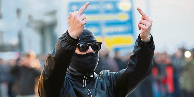 Vermummter zeigt zwei "Stinkefinger"