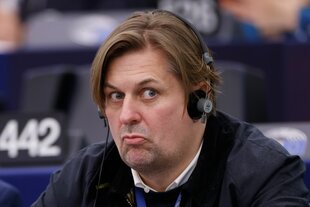 Maximilian Krah mit Kopfhörern