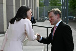 Die scheidende Außenministerin Annalena Baerbock (Bündnis 90/ Die Grünen) begrüßt ihren Nachfolger, den neu gewählten Außenminister Johann Wadephul (CDU)