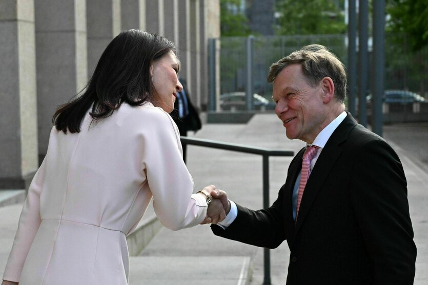 Die scheidende Außenministerin Annalena Baerbock (Bündnis 90/ Die Grünen) begrüßt ihren Nachfolger, den neu gewählten Außenminister Johann Wadephul (CDU)