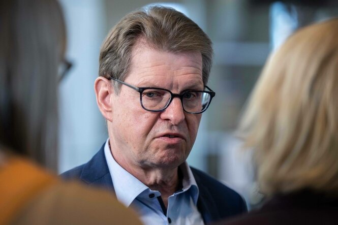 Ein Mann mit Brille schaut ernst