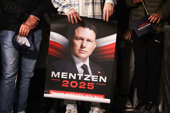Personen mit Plakat auf einem Wahlkampfveranstaltung.