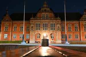 Bei Nach erleuchtete Rathausfassade