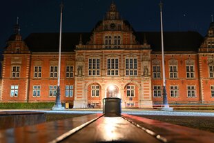 Bei Nach erleuchtete Rathausfassade