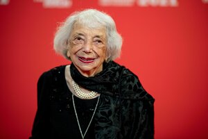 Margot Friedländer vor einem roten Hintergrund