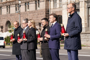 Bundeskanzler Friedrich Merz (v. r. n. l.), Frankreichs Präsident Emmanuel Macron, der ukrainische Präsident Volodymyr Selenskyj und seine Ehefrau Olena Zelenska, der britische Premier Keir Starmer und Polens Regierungschef Donald Tusk stehen in einer Rei