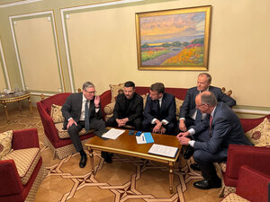 Der britische Premier Keir Starmer (v. l. n. r.), der ukrainische Präsident Volodymyr Selenskyj, Frankreichs Präsident Emmanuel Macron, Polens Regierungschef Donald Tusk und Bundeskanzler Friedrich Merz sitzen auf einer Couch- und Sesselgarnitur um einen