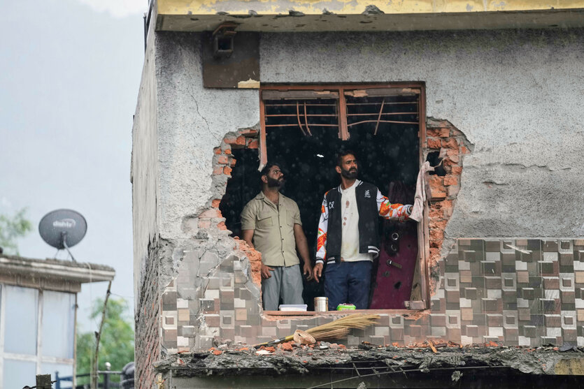 Bewohner inspizieren ein durch pakistanischen Artilleriebeschuss beschädigtes Haus im indisch kontrollierten Kaschmir